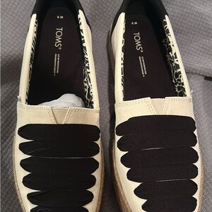 TOMS Women's Black and Cream Espadrilles